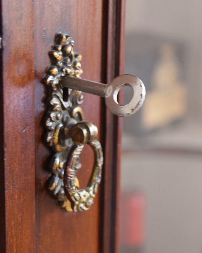 アンティークのキャビネット　アンティーク家具　英国家具の美しさを詰め込んだアンティークの家具、マホガニー材のパーラーキャビネット。小さなパーツにもこだわり取っ手だけを見ていても現代とは違って良質な素材が使われているのが分かります。(q-2073-f)