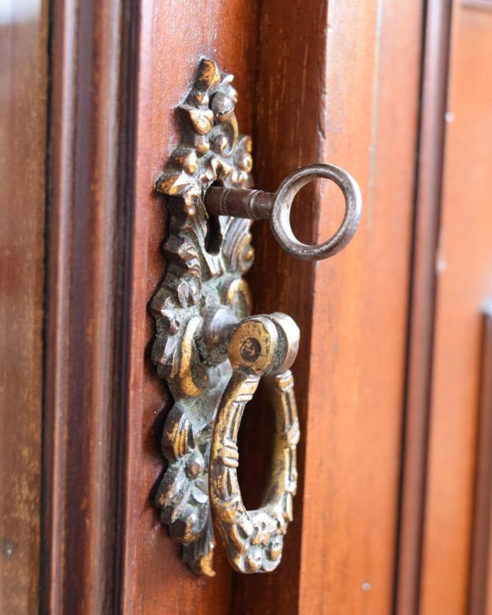 アンティークのキャビネット　アンティーク家具　英国家具の美しさを詰め込んだアンティークの家具、マホガニー材のパーラーキャビネット。開ける度にワクワクカギも使えるように修復しました。(q-2073-f)