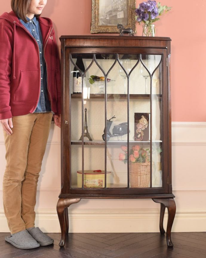 アンティークのキャビネット アンティーク家具 正統派の英国アンティークキャビネット、ポインテッドアーチのガラスキャビネット。どこにでも置けちゃうサイズが魅力のキャビネットちょっとしたスペースがあればどこにでも置けちゃうコンパクトサイズのガラスキャビネット。(q-2074-f)