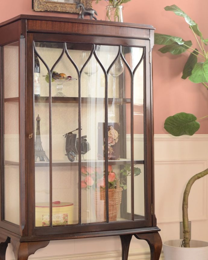 アンティークのキャビネット アンティーク家具 正統派の英国アンティークキャビネット、ポインテッドアーチのガラスキャビネット。ガラス越しに中をのぞいてみると・・・中に入れたものが、なんだかちょっと高級に見えちゃうんです。(q-2074-f)