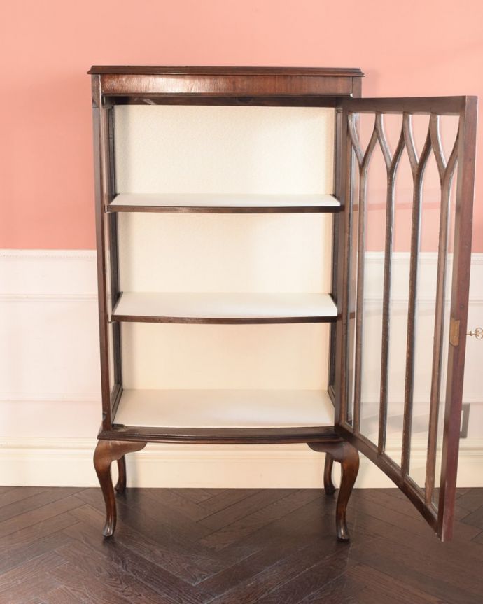 アンティークのキャビネット アンティーク家具 正統派の英国アンティークキャビネット、ポインテッドアーチのガラスキャビネット。扉を開けてみると・・・職人がキレイに修復して、背板も新しい生地に張替えました。(q-2074-f)