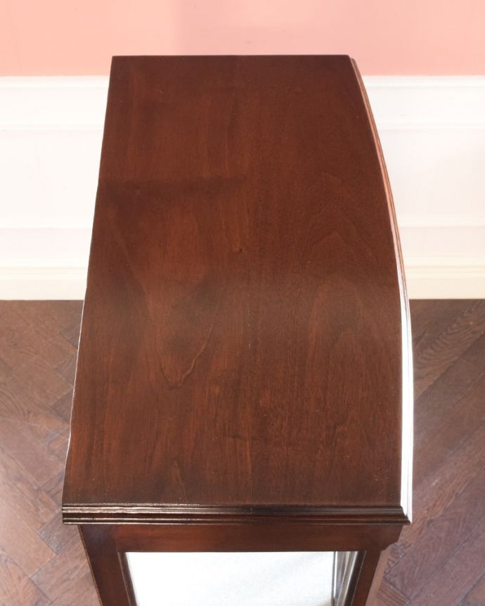 アンティークのキャビネット アンティーク家具 正統派の英国アンティークキャビネット、ポインテッドアーチのガラスキャビネット。上から形を見てみましょうキャビネットの形はこんな感じです。(q-2074-f)