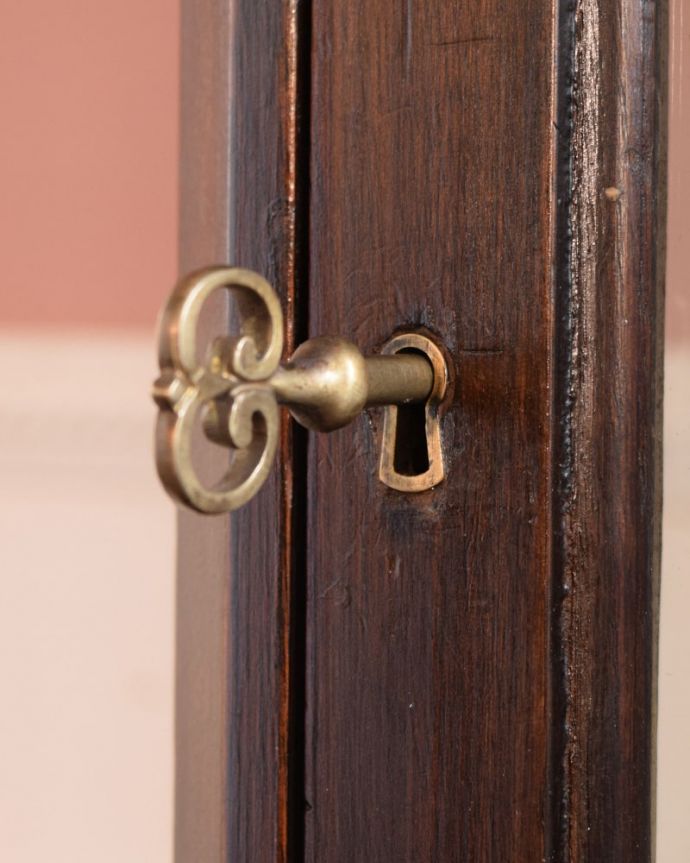 アンティークのキャビネット アンティーク家具 正統派の英国アンティークキャビネット、ポインテッドアーチのガラスキャビネット。開ける度にワクワクアンティークらしくカギが取っ手の代わり。(q-2074-f)