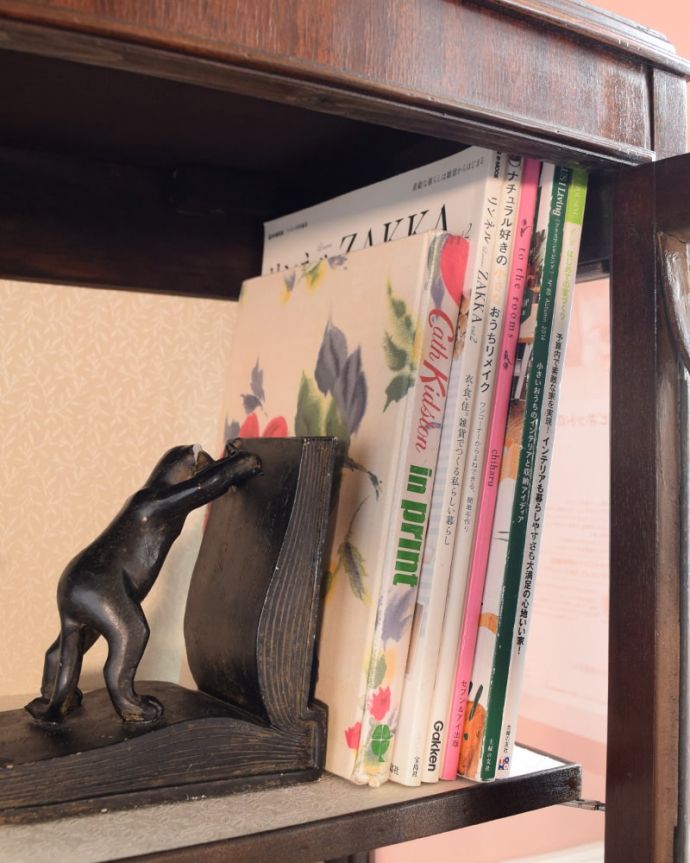 アンティークのキャビネット アンティーク家具 正統派の英国アンティークキャビネット、ポインテッドアーチのガラスキャビネット。扉の中は収納たっぷりA4サイズの雑誌までしっかり収納出来ちゃう大きさ。(q-2074-f)