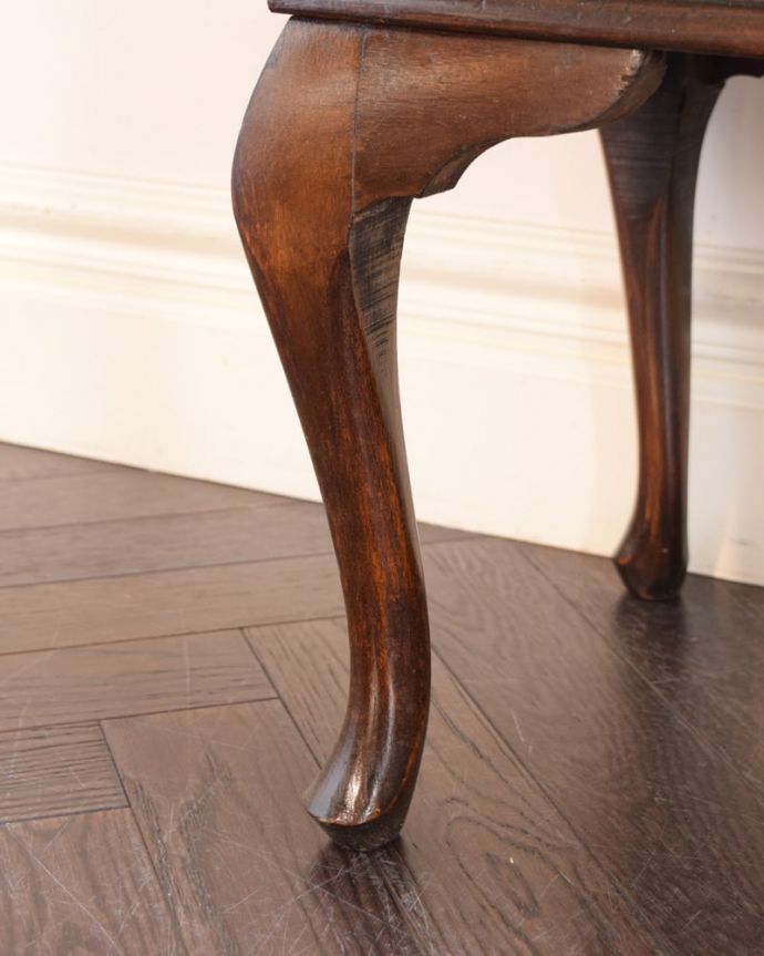 アンティークのキャビネット アンティーク家具 正統派の英国アンティークキャビネット、ポインテッドアーチのガラスキャビネット。女性1人でラクラク運べちゃう仕掛けHandleのアンティークは、脚の裏にフェルトキーパーをお付けしています。(q-2074-f)