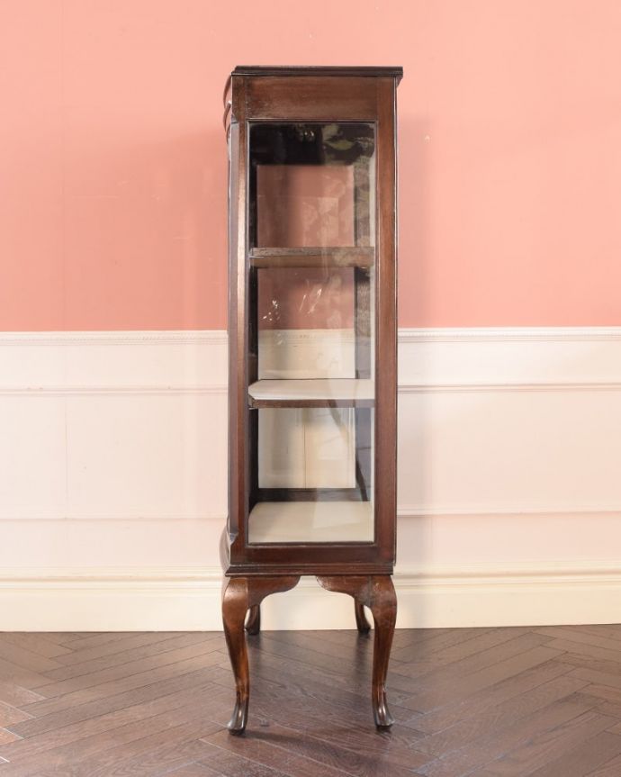 アンティークのキャビネット アンティーク家具 正統派の英国アンティークキャビネット、ポインテッドアーチのガラスキャビネット。横から見ると・・・横面もガラス。(q-2074-f)
