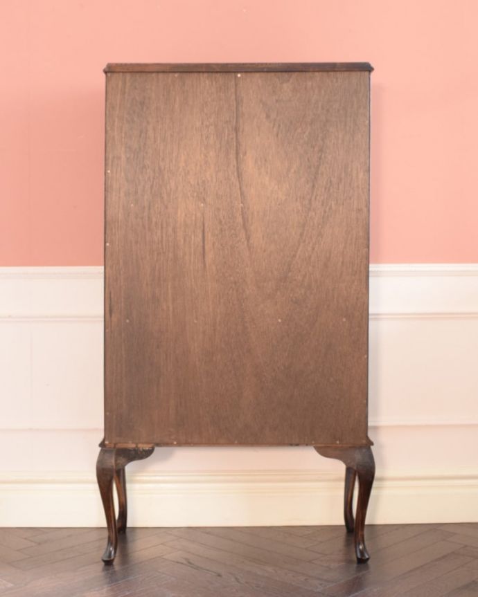 アンティークのキャビネット アンティーク家具 正統派の英国アンティークキャビネット、ポインテッドアーチのガラスキャビネット。修復してあるので後姿もキレイ!アンティークは新品ではないので、もちろん経年変化によるキズはありますが、専門の職人がキレイに修復したので、後ろ姿もキレイです。(q-2074-f)