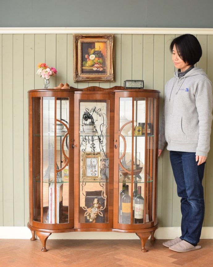 アンティークのキャビネット　アンティーク家具　ミラーがキラッと輝くアンティークのショーケース、英国のガラスキャビネット。キラキラに輝くガラスのキャビネット。(q-2075-f)