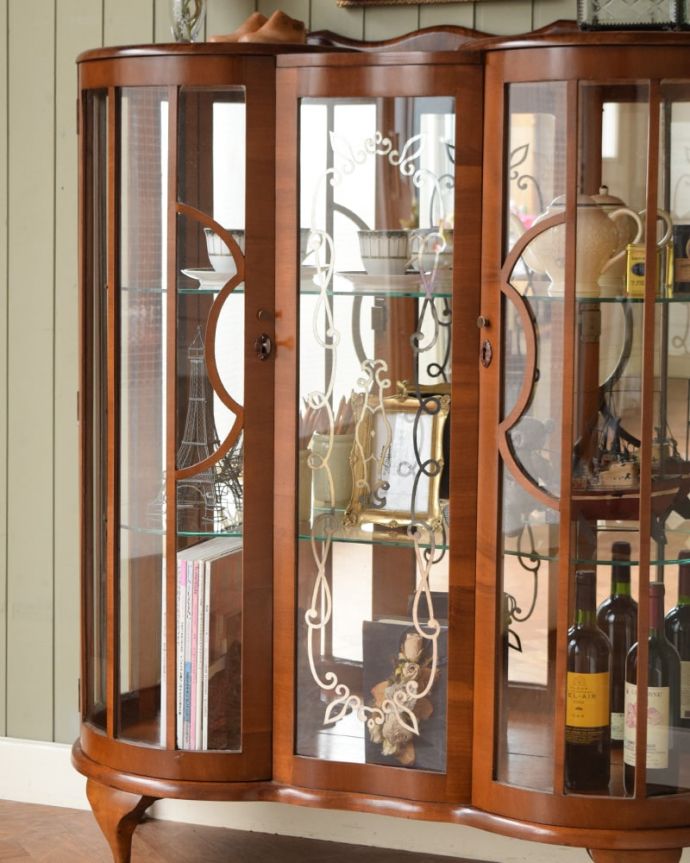 アンティークのキャビネット　アンティーク家具　ミラーがキラッと輝くアンティークのショーケース、英国のガラスキャビネット。ガラス越しに中をのぞいてみると･･･光りが入るとミラーに反射してキラッと輝くから、中に入れたものにまるでスポットライトが当たっているように見えちゃうんです。(q-2075-f)