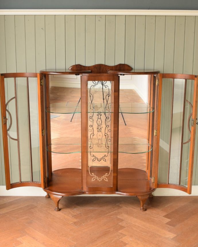 アンティークのキャビネット　アンティーク家具　ミラーがキラッと輝くアンティークのショーケース、英国のガラスキャビネット。ミラーの効果で、なんだか大きく見えます背板の鏡にキャビネット自身が映し出されて、大きな形のキャビネットに見えちゃうんです。(q-2075-f)