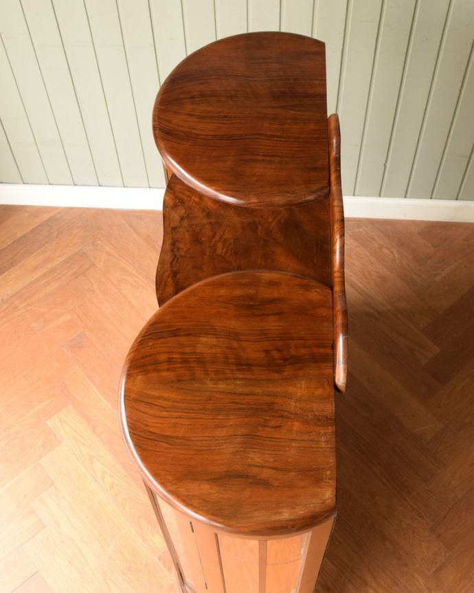 アンティークのキャビネット　アンティーク家具　ミラーがキラッと輝くアンティークのショーケース、英国のガラスキャビネット。上から見るとよく分かるキャビネットの形全体の形はこんな感じです。(q-2075-f)