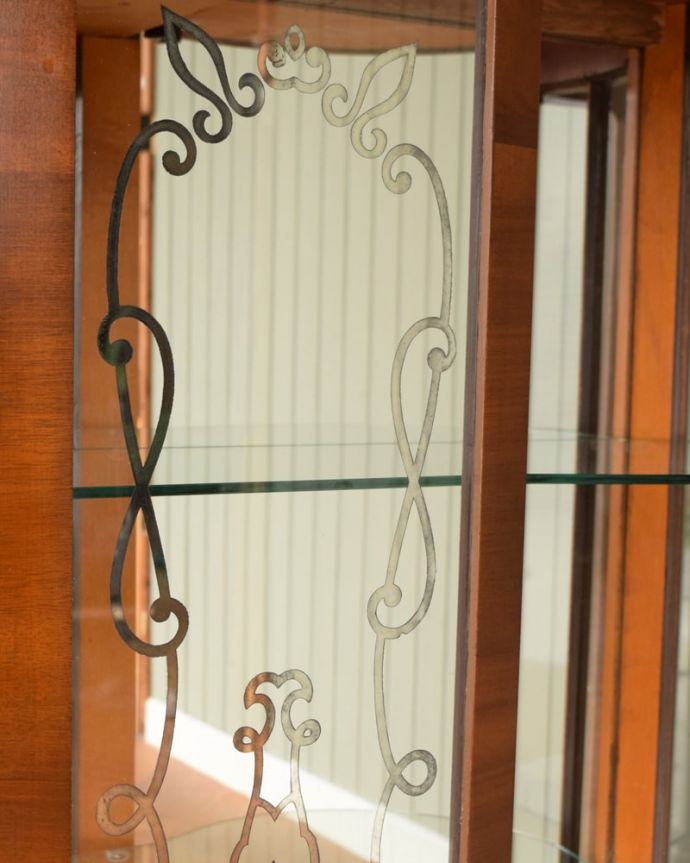 アンティークのキャビネット　アンティーク家具　ミラーがキラッと輝くアンティークのショーケース、英国のガラスキャビネット。キレイに残っていてくれましたガラスに描かれている絵は剥がれているものが多いんだけれど、この子はしっかりキレイに残っていてくれました。(q-2075-f)