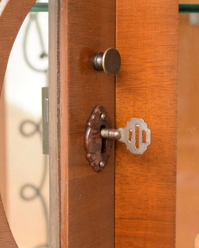 アンティークのキャビネット　アンティーク家具　ミラーがキラッと輝くアンティークのショーケース、英国のガラスキャビネット。開ける度にワクワクする取っ手鍵が取っ手になっているので、中を開ける度にまるで宝箱を開ける気分です。(q-2075-f)