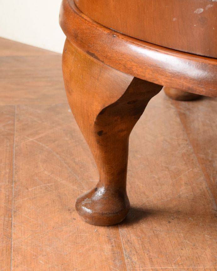 アンティークのキャビネット　アンティーク家具　ミラーがキラッと輝くアンティークのショーケース、英国のガラスキャビネット。女性１人でもラクに運べちゃうヒミツHandleのアンティークは、脚の裏にフェルトキーパーをお付けしているので、床を滑らせれば女性でも移動がカンタンに出来ます！ご安心下さい。(q-2075-f)