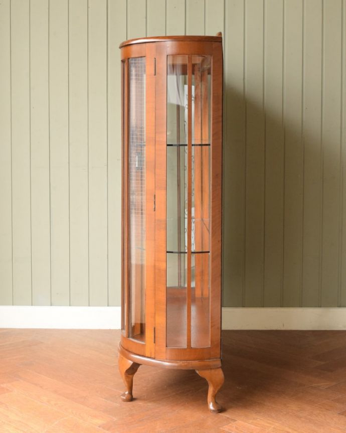 アンティークのキャビネット　アンティーク家具　ミラーがキラッと輝くアンティークのショーケース、英国のガラスキャビネット。横から見てもステキ背板以外の三方向がガラスで囲まれたキャビネット。(q-2075-f)