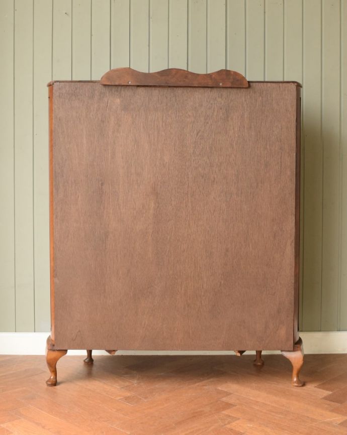 アンティークのキャビネット　アンティーク家具　ミラーがキラッと輝くアンティークのショーケース、英国のガラスキャビネット。もちろん背中を見てもキレイですアンティークは新品ではないので経年変化によるキズはありますが、専門の職人がキレイにお直ししたので、背中もキレイです。(q-2075-f)