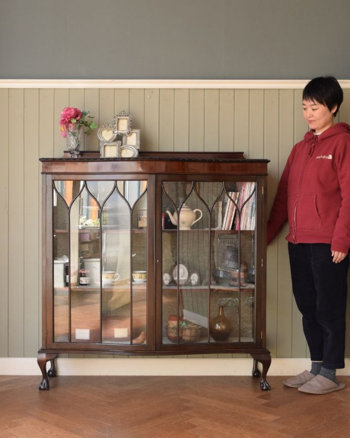 アンティークのキャビネット アンティーク家具 正統派の英国アンティークキャビネット、ポインテッドアーチの定番ガラスキャビネット 。おススメNo.1のアンティーク家具いろんな場所で使えてお部屋に魅せ場を作ってくれるガラスのキャビネットはアンティーク家具の中でもイチオシの家具です。(q-2076-f)