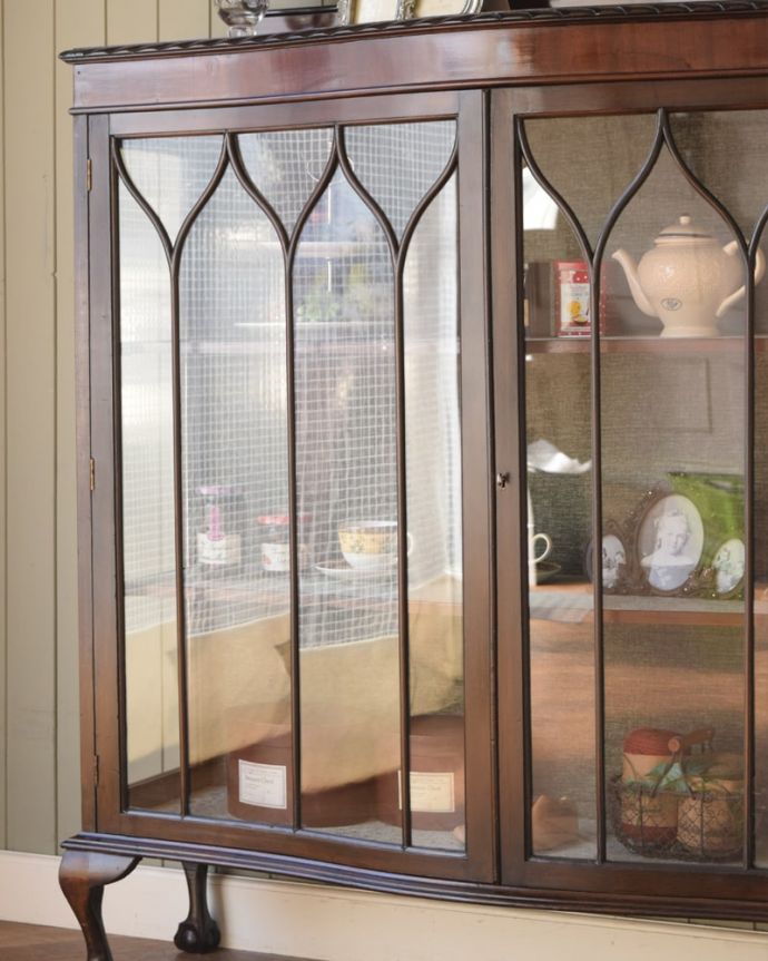 アンティークのキャビネット アンティーク家具 正統派の英国アンティークキャビネット、ポインテッドアーチの定番ガラスキャビネット 。木で描かれたガラス扉の模様の美しさにうっとり・・・まだ機械のない時代に、どうやって作られたんだろう…と不思議になるくらい美しいガラス面に描かれた美しい木の模様が特長。(q-2076-f)