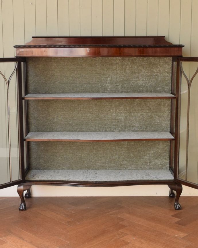 アンティークのキャビネット アンティーク家具 正統派の英国アンティークキャビネット、ポインテッドアーチの定番ガラスキャビネット 。扉を開けてみると・・・職人がキレイに修復して、背板も新しい生地に張替えました。(q-2076-f)