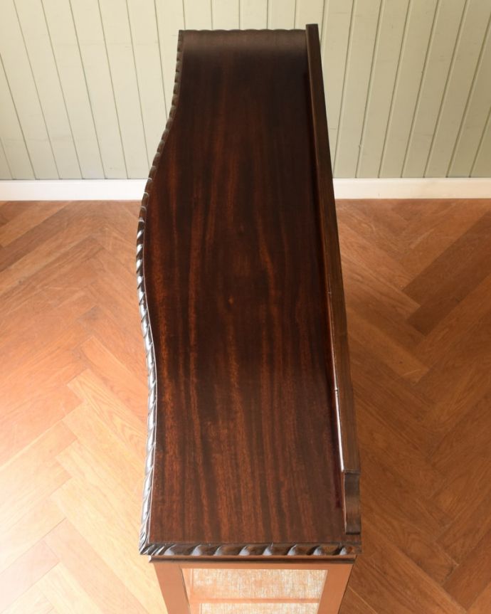 アンティークのキャビネット アンティーク家具 正統派の英国アンティークキャビネット、ポインテッドアーチの定番ガラスキャビネット 。塗装もキレイに仕上げました上から見るとこんな形のキャビネットです。(q-2076-f)