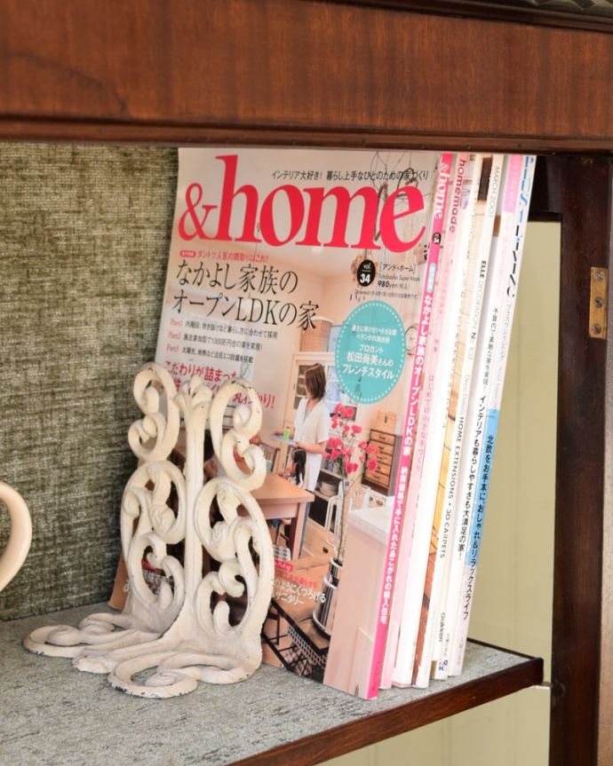 アンティークのキャビネット アンティーク家具 正統派の英国アンティークキャビネット、ポインテッドアーチの定番ガラスキャビネット 。扉の中は収納たっぷりA4サイズの雑誌までしっかり収納出来ちゃう大きさ。(q-2076-f)