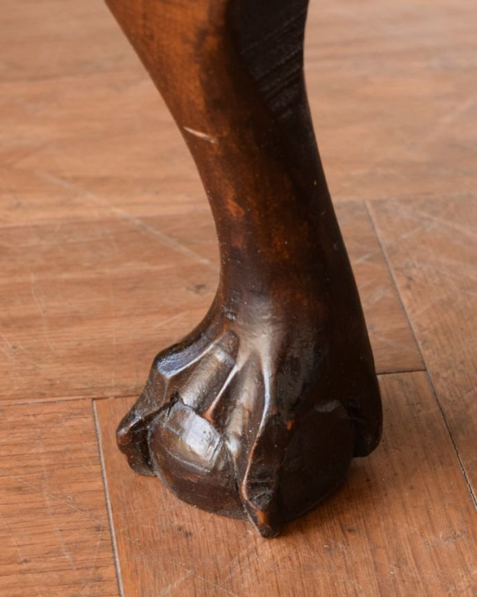 アンティークのキャビネット アンティーク家具 正統派の英国アンティークキャビネット、ポインテッドアーチの定番ガラスキャビネット 。女性1人でもラクラク運べちゃうんですHandleのアンティークは脚の裏にフェルトキーパーをお付けしています。(q-2076-f)