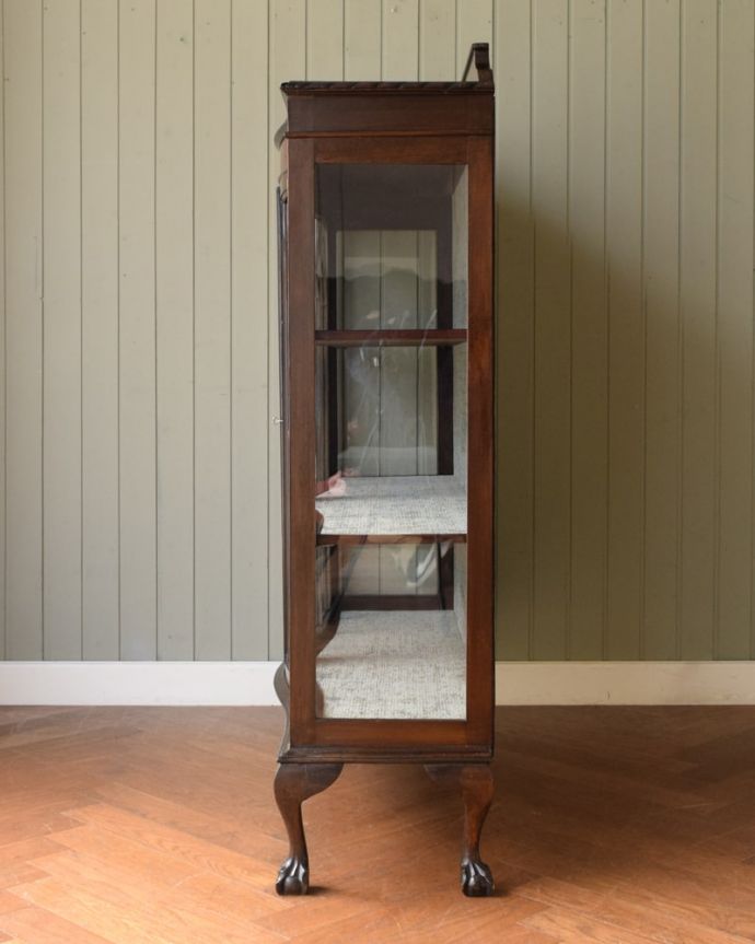 アンティークのキャビネット アンティーク家具 正統派の英国アンティークキャビネット、ポインテッドアーチの定番ガラスキャビネット 。横から見ても素敵なんです三方向がガラスのキャビネット。(q-2076-f)