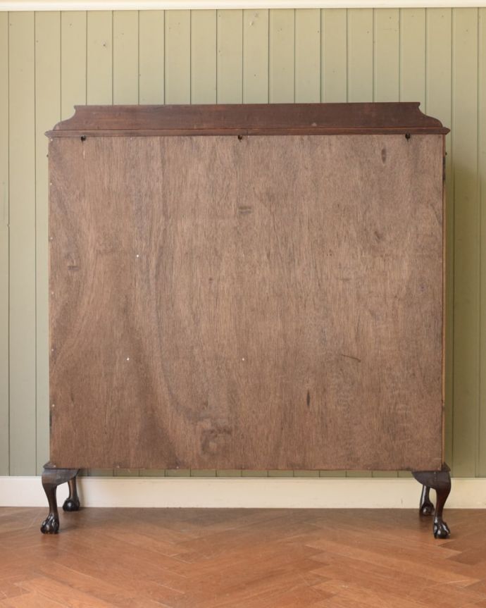 アンティークのキャビネット アンティーク家具 正統派の英国アンティークキャビネット、ポインテッドアーチの定番ガラスキャビネット 。実は後ろから見てもキレイなんです。(q-2076-f)