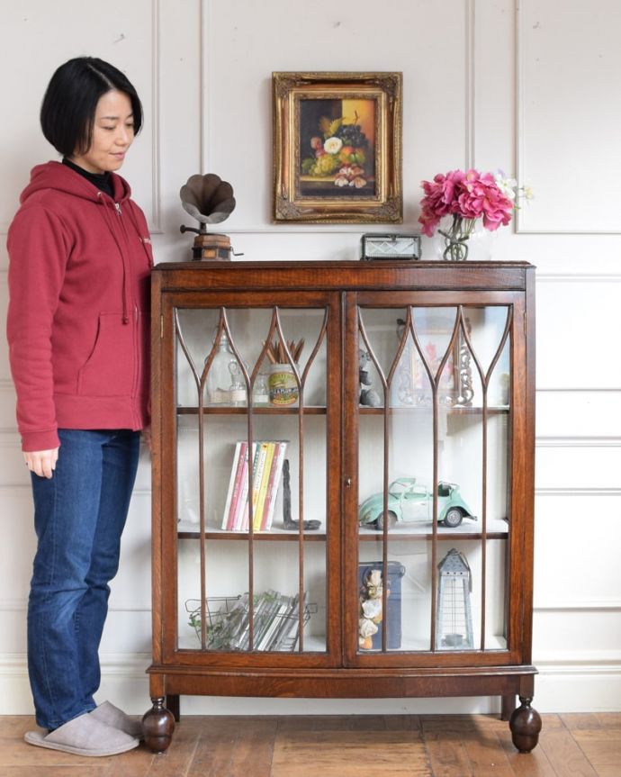 アンティークのキャビネット　アンティーク家具　正統派の英国アンティーク、ゴシックデザインの定番ガラスキャビネット 。おススメNo.1のアンティーク家具もともとチャイナキャビネットとして陶器を見せながら収納するために造られたガラスの扉のキャビネット。(q-2077-f)