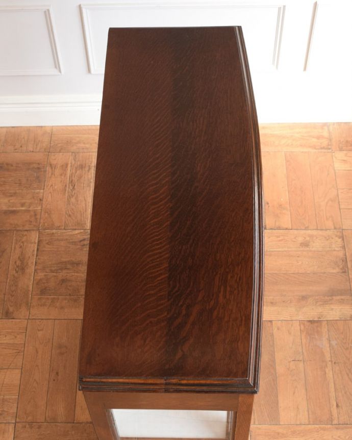 アンティークのキャビネット　アンティーク家具　正統派の英国アンティーク、ゴシックデザインの定番ガラスキャビネット 。こんな形のキャビネットです。(q-2077-f)