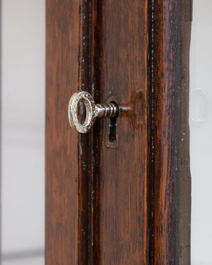 アンティークのキャビネット　アンティーク家具　正統派の英国アンティーク、ゴシックデザインの定番ガラスキャビネット 。アンティークらしい取っ手取っ手にもアンティークらしさが。(q-2077-f)