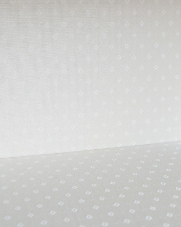 アンティークのキャビネット　アンティーク家具　正統派の英国アンティーク、ゴシックデザインの定番ガラスキャビネット 。新しい生地で張り替えましたキャビネットの表情に合わせて新しい背板の生地を選びました。(q-2077-f)