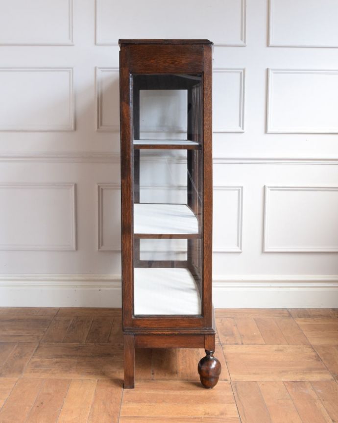 アンティークのキャビネット　アンティーク家具　正統派の英国アンティーク、ゴシックデザインの定番ガラスキャビネット 。横から見てもステキ横から見るとこんな感じ。(q-2077-f)