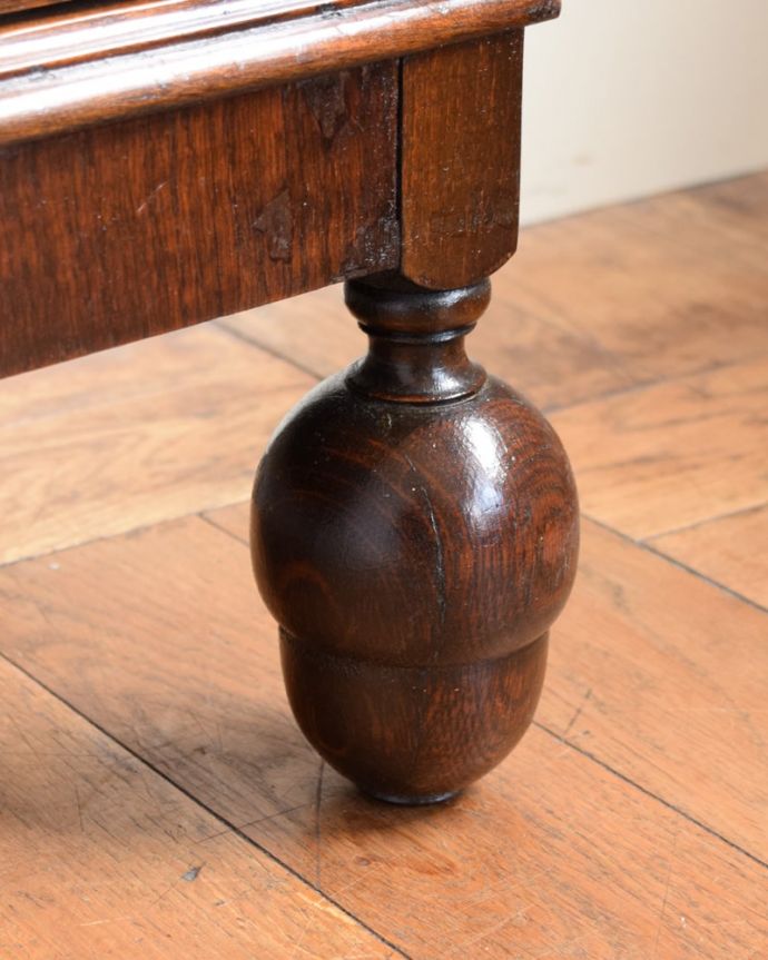 アンティークのキャビネット　アンティーク家具　正統派の英国アンティーク、ゴシックデザインの定番ガラスキャビネット 。女性１人でもラクラク運べちゃうんですHandleのアンティークは脚の裏にフェルトキーパーをお付けしています。(q-2077-f)