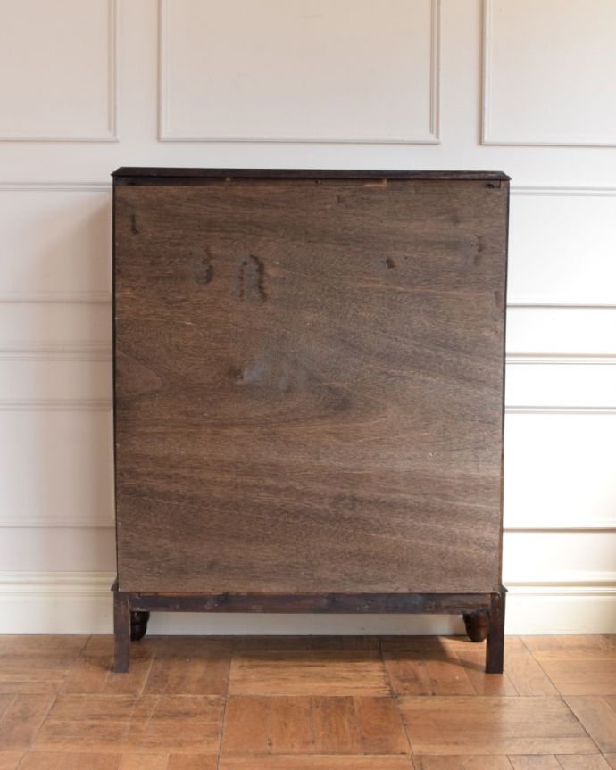 アンティークのキャビネット　アンティーク家具　正統派の英国アンティーク、ゴシックデザインの定番ガラスキャビネット 。実は後ろから見てもキレイなんです。(q-2077-f)