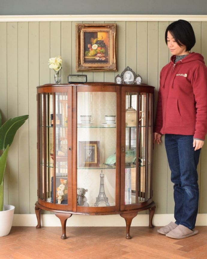 アンティークのキャビネット　アンティーク家具　英国で見つけたウォールナット材のアンティーク家具、美しいガラスのキャビネット。キラキラに輝くガラスのキャビネット。(q-2078-f)