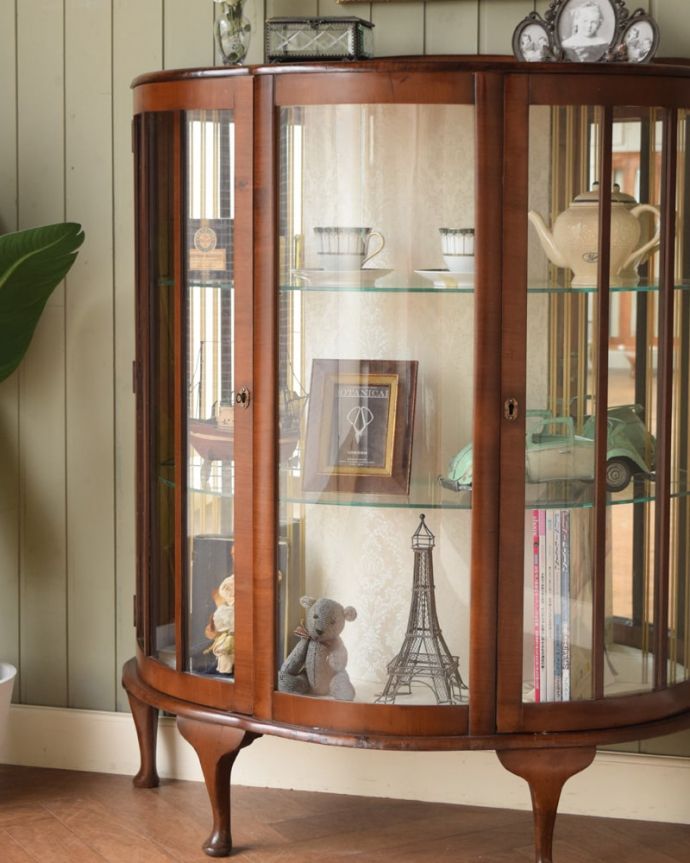 アンティークのキャビネット　アンティーク家具　英国で見つけたウォールナット材のアンティーク家具、美しいガラスのキャビネット。ガラス越しに中をのぞいてみると･･･光りが入るとミラーに反射してキラッと輝くから、中に入れたものにまるでスポットライトが当たっているように見えちゃうんです。(q-2078-f)