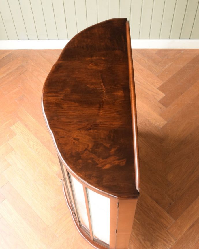 アンティークのキャビネット　アンティーク家具　英国で見つけたウォールナット材のアンティーク家具、美しいガラスのキャビネット。上から見るとよく分かるキャビネットの形全体の形はこんな感じです。(q-2078-f)