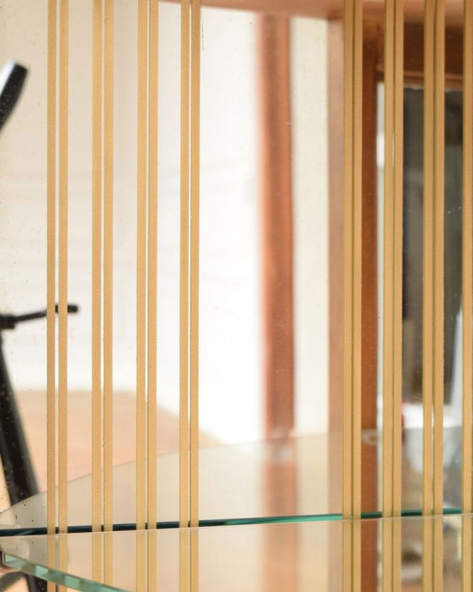 アンティークのキャビネット　アンティーク家具　英国で見つけたウォールナット材のアンティーク家具、美しいガラスのキャビネット。ミラーにも模様がついています背板のミラーにも美しい模様が入っているのでお部屋を華やかにしてくれます。(q-2078-f)