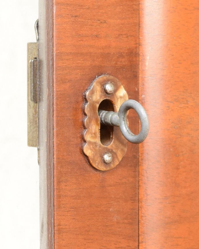 アンティークのキャビネット　アンティーク家具　英国で見つけたウォールナット材のアンティーク家具、美しいガラスのキャビネット。開ける度にワクワクする取っ手鍵が取っ手になっているので、中を開ける度にまるで宝箱を開ける気分です。(q-2078-f)