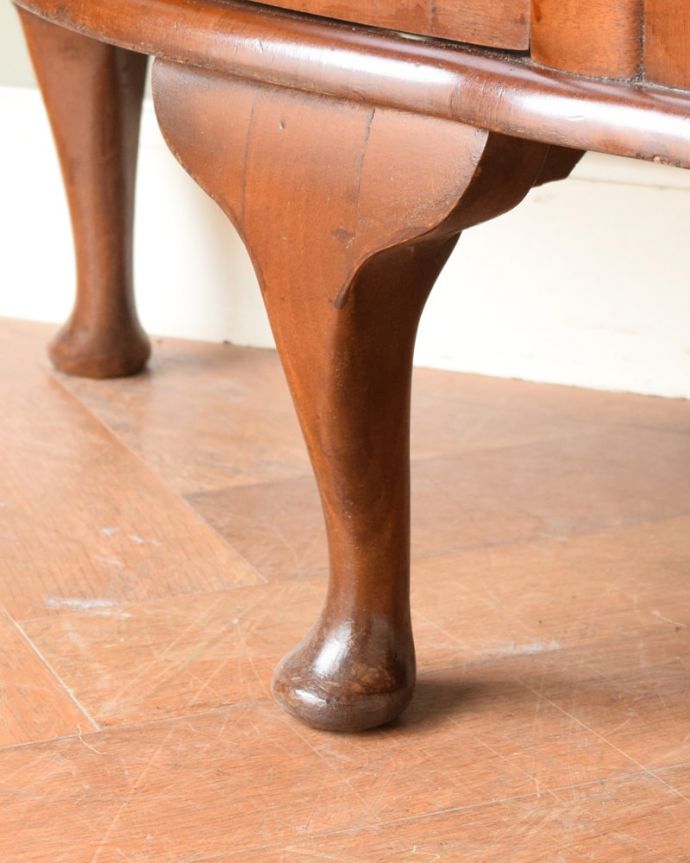 アンティークのキャビネット　アンティーク家具　英国で見つけたウォールナット材のアンティーク家具、美しいガラスのキャビネット。女性１人でもラクに運べちゃうヒミツHandleのアンティークは、脚の裏にフェルトキーパーをお付けしているので、床を滑らせれば女性でも移動がカンタンに出来ます！ご安心下さい。(q-2078-f)