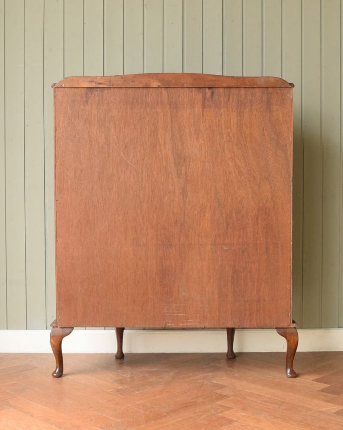 アンティークのキャビネット　アンティーク家具　英国で見つけたウォールナット材のアンティーク家具、美しいガラスのキャビネット。もちろん背中を見てもキレイですアンティークは新品ではないので経年変化によるキズはありますが、専門の職人がキレイにお直ししたので、背中もキレイです。(q-2078-f)