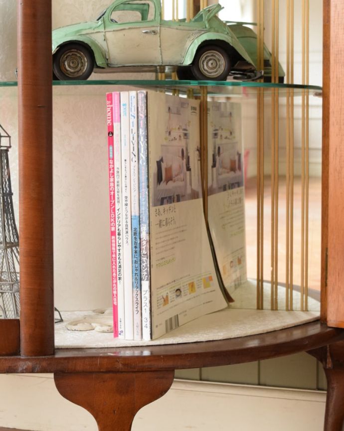 アンティークのキャビネット　アンティーク家具　英国で見つけたウォールナット材のアンティーク家具、美しいガラスのキャビネット。扉の中は収納たっぷりA4サイズの雑誌までしっかり収納出来ちゃう大きさ。(q-2078-f)