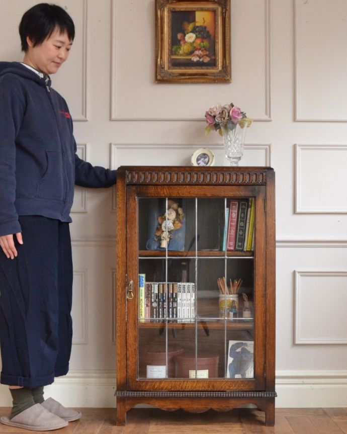 アンティークのキャビネット　アンティーク家具　英国から届いたアンティーク家具、ガラス扉のデザインが美しい木製のブックケース（本棚） 。ステンドグラスの扉が美しいキャビネット扉がステンドグラスになっているから、キャビネットとステンドグラスの両方を一気に手に入れることが出来ちゃうんです。(q-2081-f)