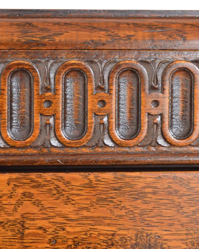 アンティークのキャビネット　アンティーク家具　英国から届いたアンティーク家具、ガラス扉のデザインが美しい木製のブックケース（本棚） 。いろんな場所にこだわり彫のデザインもいろいろです。(q-2081-f)