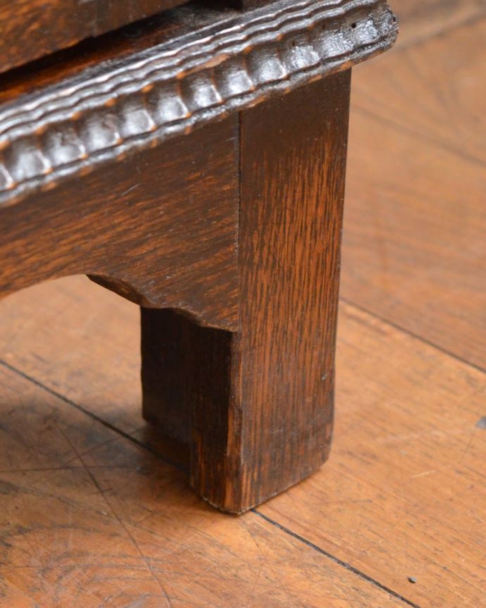 アンティークのキャビネット　アンティーク家具　英国から届いたアンティーク家具、ガラス扉のデザインが美しい木製のブックケース（本棚） 。女性１人でもラクに運べちゃうヒミツHandleのアンティークは、脚の裏にフェルトキーパーをお付けしているので、床を滑らせれば女性でも移動がカンタンに出来ます！ご安心下さい。(q-2081-f)