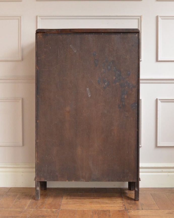 アンティークのキャビネット　アンティーク家具　英国から届いたアンティーク家具、ガラス扉のデザインが美しい木製のブックケース（本棚） 。後ろ姿もキレイです。(q-2081-f)