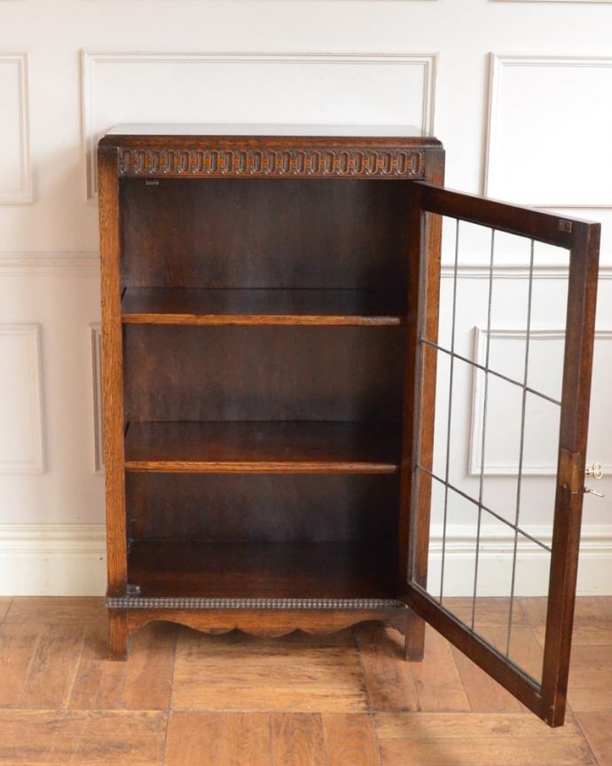アンティークのキャビネット　アンティーク家具　英国から届いたアンティーク家具、ガラス扉のデザインが美しい木製のブックケース（本棚） 。扉を開けた内側はこんな感じですキャビネットの中も職人がしっかり修復したのでキレイです。(q-2081-f)