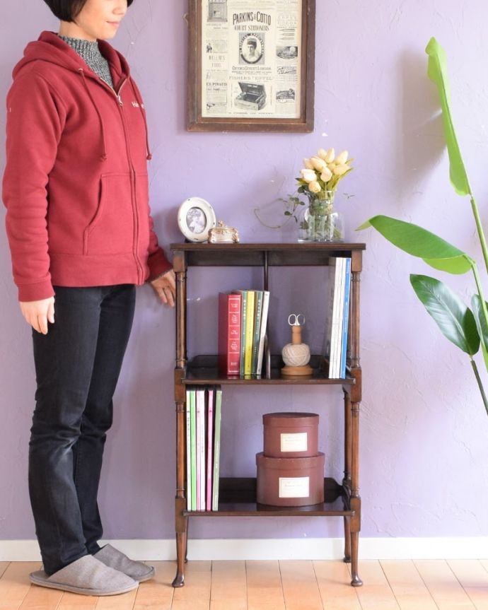 アンティークのキャビネット　アンティーク家具　マホガニーの美しさが漂う英国アンティークの家具、オープンシェルフ（本棚）。上品な佇まいが魅力アンティーク家具らしく素材の良さが際立つオープンタイプの本棚。(q-2082-f)