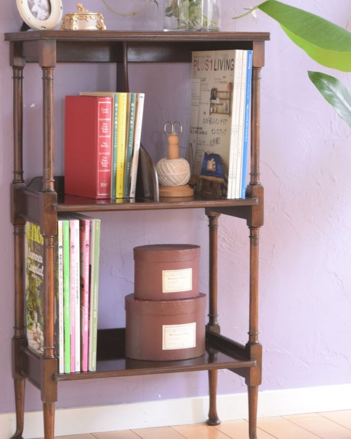 アンティークのキャビネット　アンティーク家具　マホガニーの美しさが漂う英国アンティークの家具、オープンシェルフ（本棚）。さりげない気遣い見た目の美しさはもちろん、ちゃんと本が立てて置けるように帆立が立っている所もポイント。(q-2082-f)